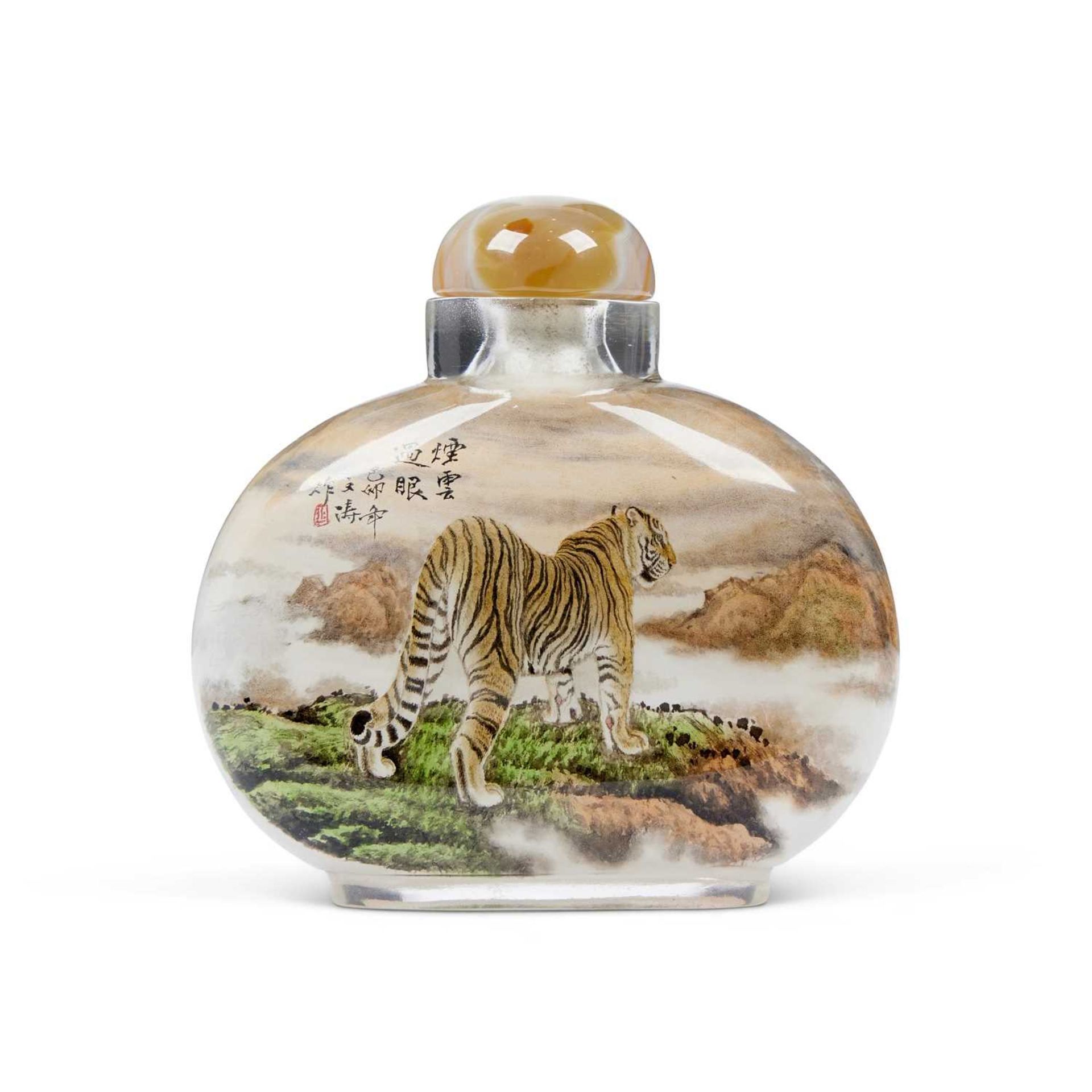 A CHINESE REVERSE GLASS PAINTED SNUFF BOTTLE DECORATED WITH A TIGER - Image 2 of 2