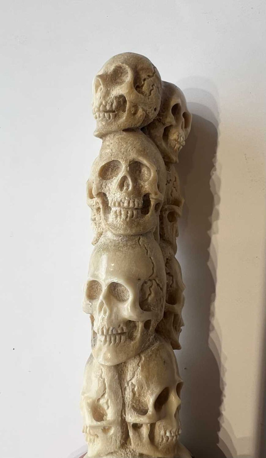 A CARVED ANTLER MEMENTO MORI IN THE FOMR OF TWELVE HUMAN SKULLS - Image 5 of 5