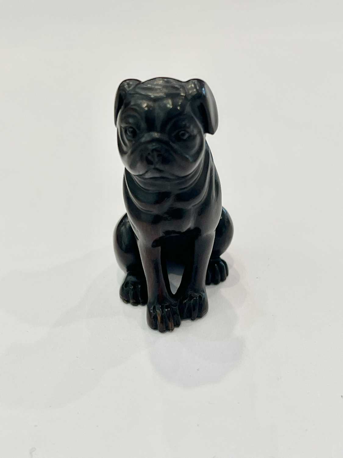 A CARVED HARDWOOD NETSUKE OF A PUG DOG - Image 5 of 5