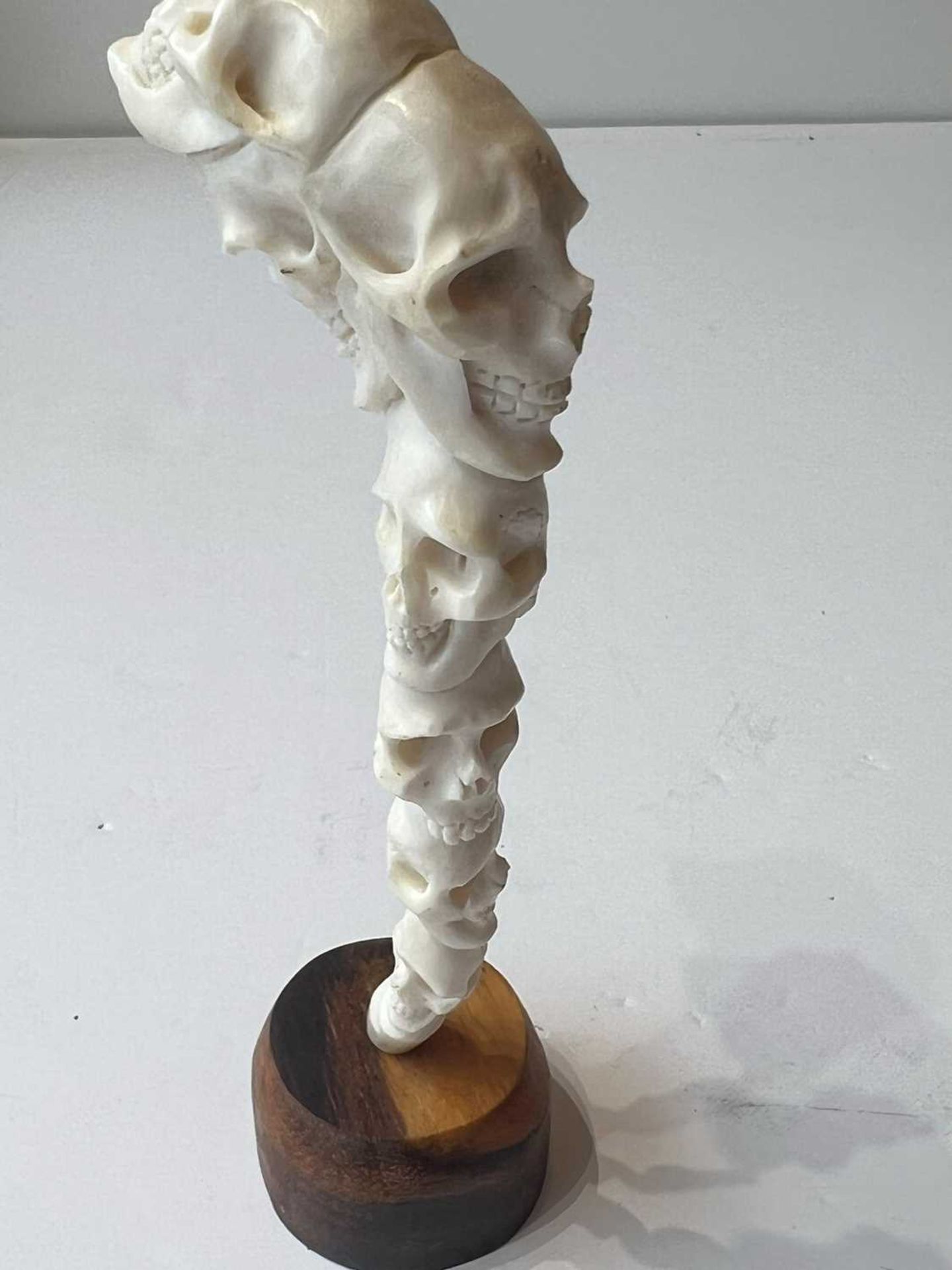 A CARVED ANTLER TINE IN THE FORM OF SEVEN STACKED HUMAN SKULLS - Image 5 of 5