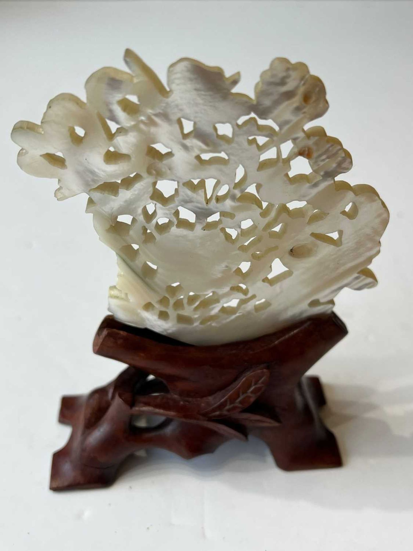 AN EARLY 20TH CENTURY CHINESE CARVED MOTHER-OF-PEARL SHELL - Bild 3 aus 3