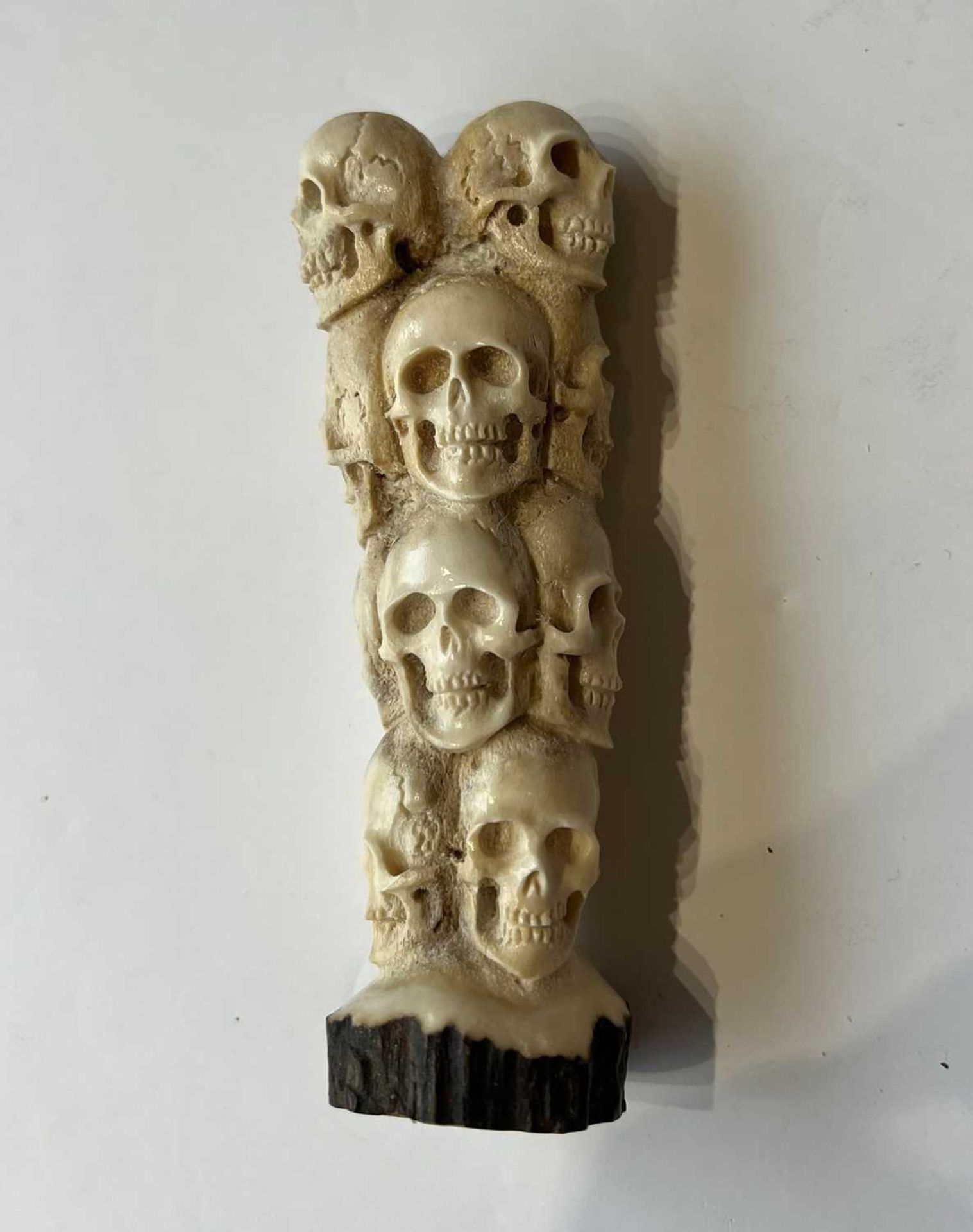 A CARVED ANTLER MEMENTO MORI IN THE FOMR OF TWELVE HUMAN SKULLS - Image 4 of 5