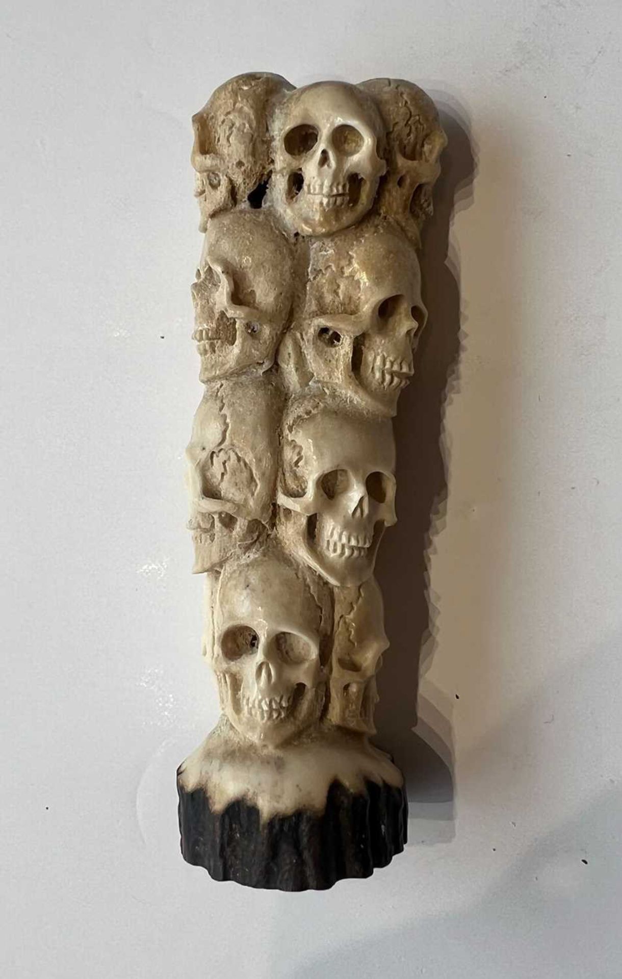 A CARVED ANTLER MEMENTO MORI IN THE FOMR OF TWELVE HUMAN SKULLS - Image 2 of 5