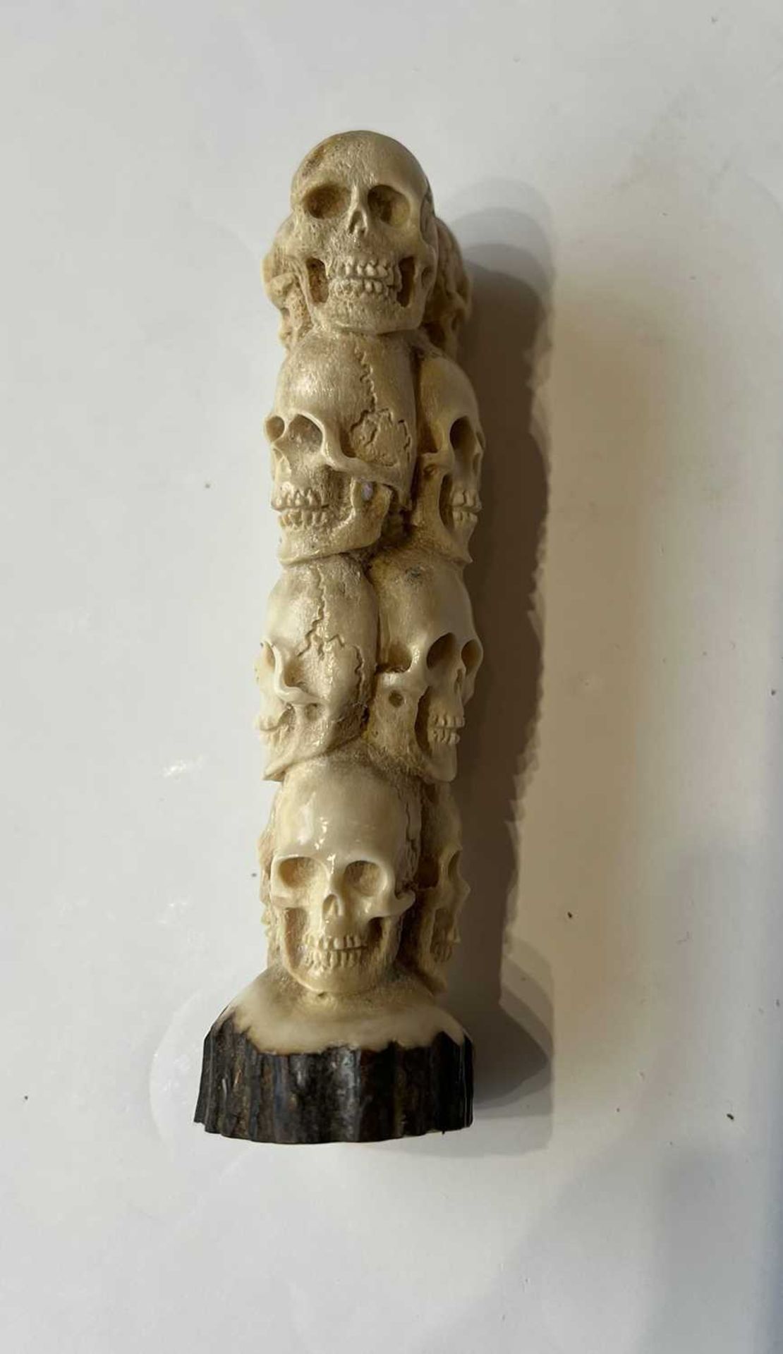 A CARVED ANTLER MEMENTO MORI IN THE FOMR OF TWELVE HUMAN SKULLS - Image 3 of 5