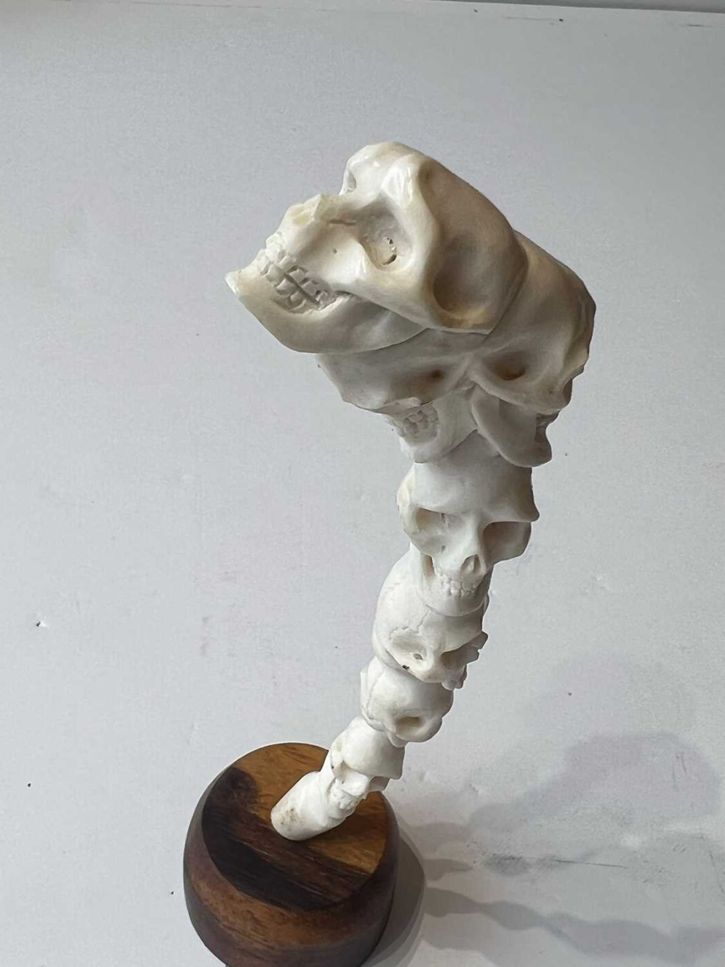 A CARVED ANTLER TINE IN THE FORM OF SEVEN STACKED HUMAN SKULLS - Image 4 of 5