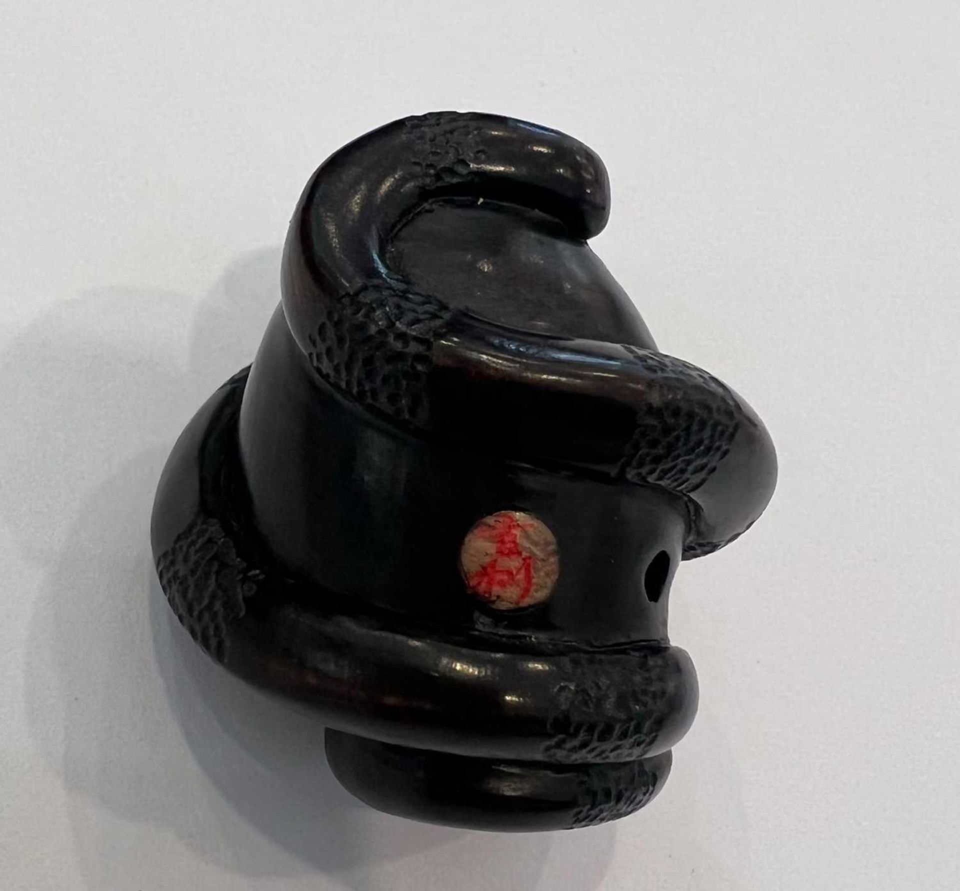 A CARVED WOOD NETSUKE IN THE FORM OF A SNAKE - Bild 3 aus 4