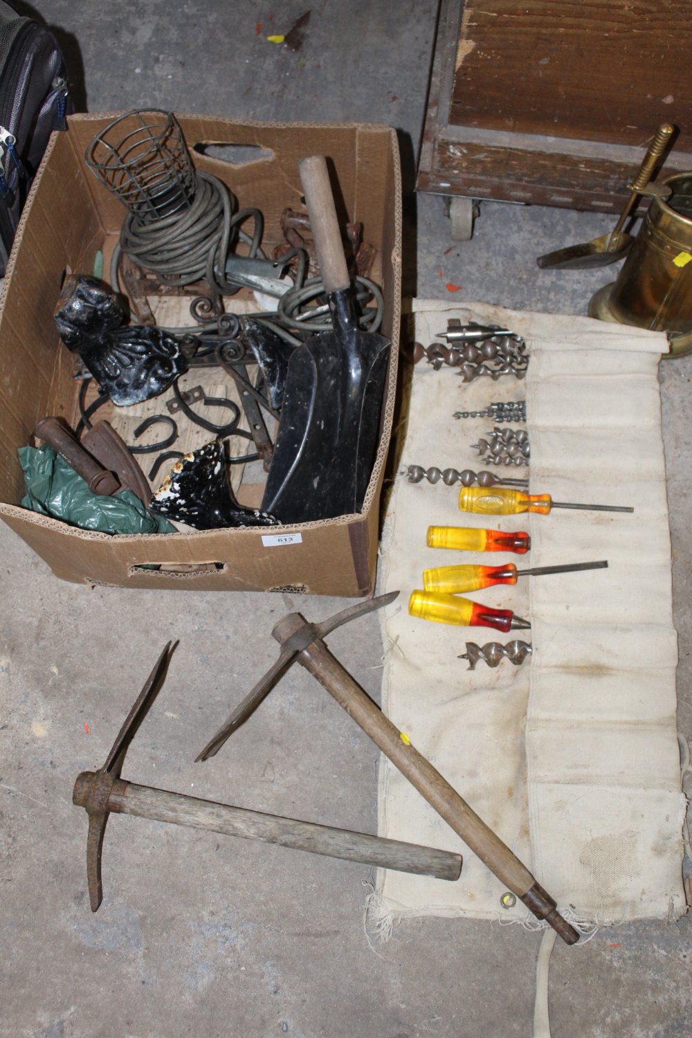 A SELECTION OF METALWARE, TOOLS ETC TO INCLUDE MILITARY TROWELS, FLAT IRONS ETC