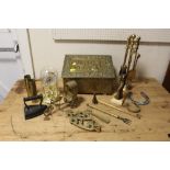 A COLLECTION OF BRASSWARE TO INCLUDE TRENCH ART VASE, BRASS COATED SLIPPERBOX ETC