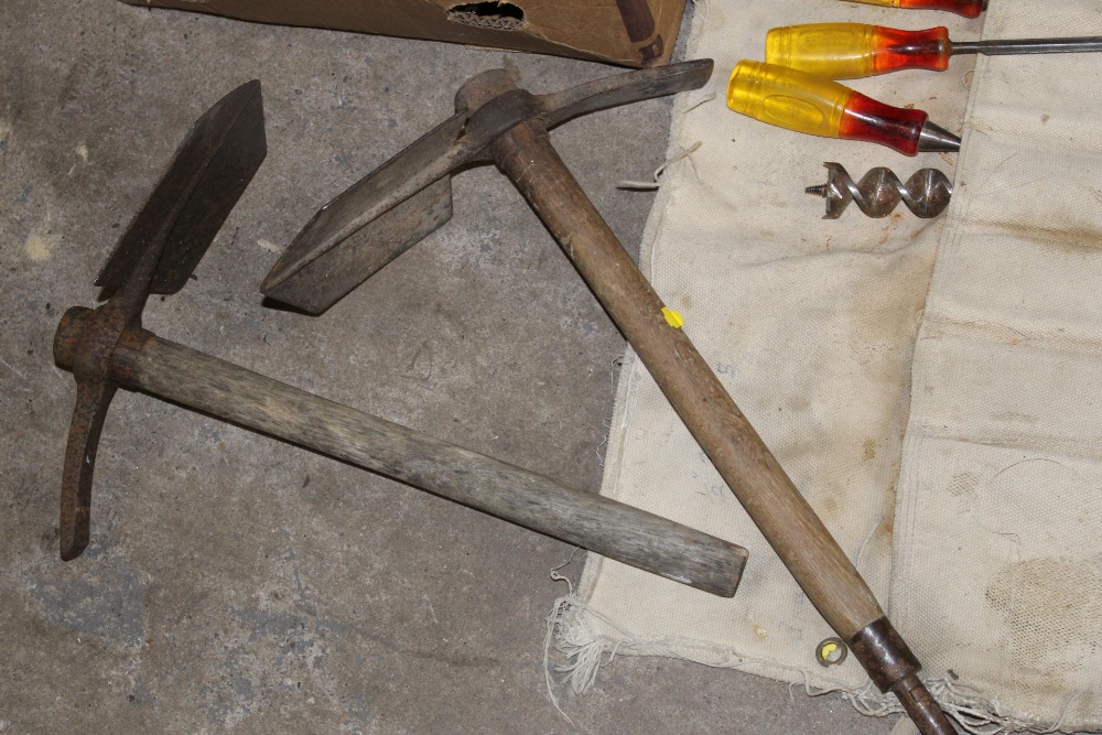 A SELECTION OF METALWARE, TOOLS ETC TO INCLUDE MILITARY TROWELS, FLAT IRONS ETC - Image 2 of 4