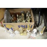 A TRAY OF ASSORTED METALWARE TO INCLUDE A BRASS BLACKSMITH FIGURE, BRASS CAT BOOK ENDS ETC