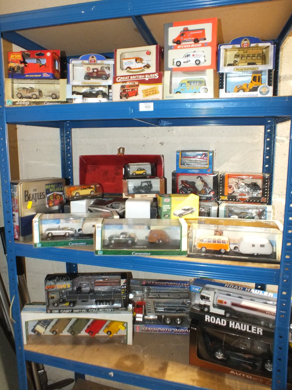 A SELECTION OF COLLECTORS MODEL MOTORBIKES AND CARS TO INCLUDE VOLKSWAGON, TRIUMPH, BMW, JEEP ETC