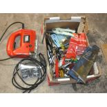 A SMALL TRAY OF HANDTOOLS AND PARTS TO INCLUDE A BLACK & DECKER JIGSAW