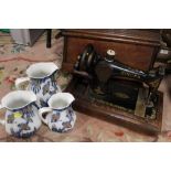 AN OAK CASED VINTAGE SINGER SEWING MACHINE TOGETHER WITH A SET OF THREE GRADUATED LOSOL WARE