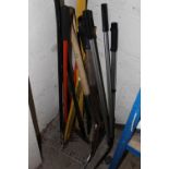 A QUANTITY OF GARDEN TOOLS