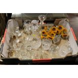 A TRAY OF ASSORTED GLASSWARE TO INCLUDE A CUT GLASS DECANTER, STUART CRYSTAL TUMBLERS, ETC