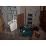 A SELECTION OF GARDEN TOOLS TO INCLUDE A BLACK & DECKER ALUMINIUM THREE WAY LADDER
