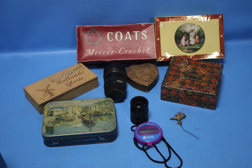 A BOX OF COLLECTABLES TO INCLUDE TINS, A CAMERA LENS, ETC.