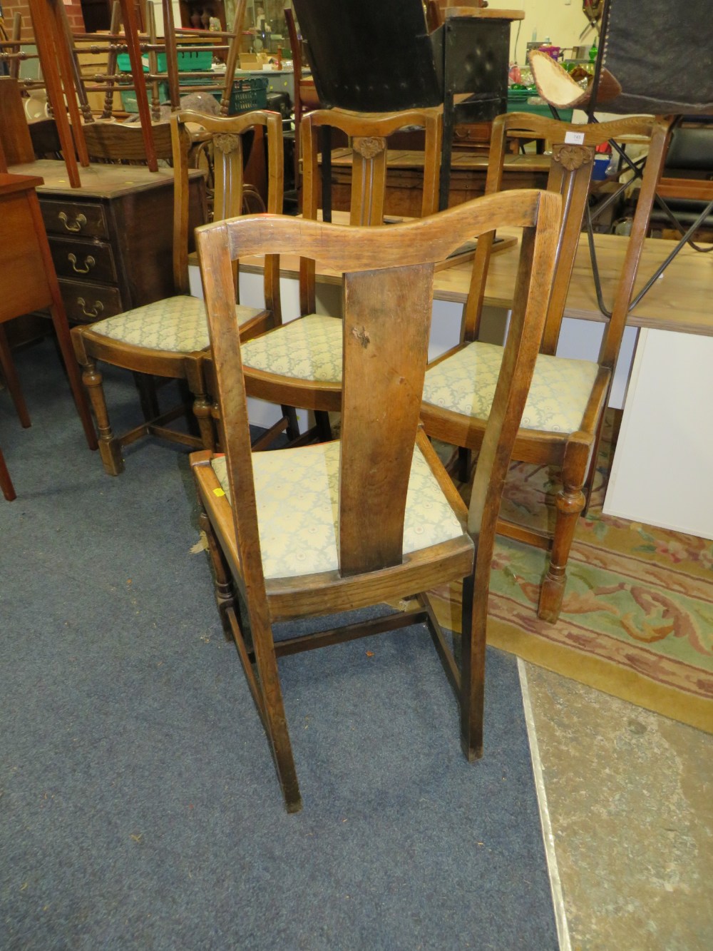 A SET OF FOUR OAK DINING CHAIRS WITH DROP IN UPHOLSTERED SEATS - Image 4 of 4
