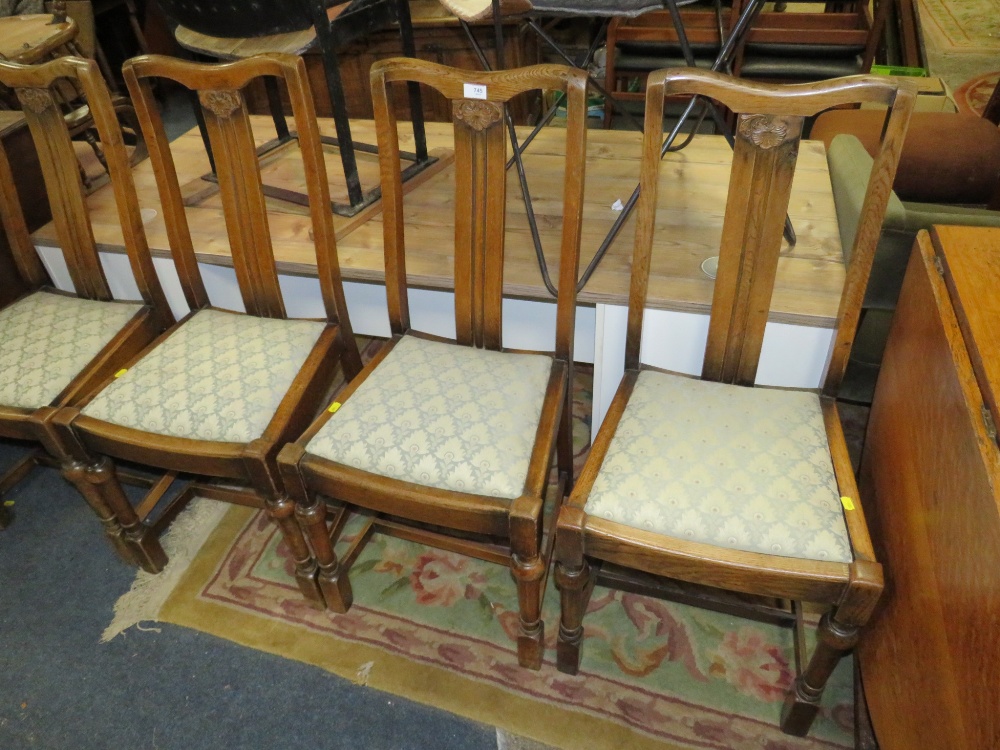 A SET OF FOUR OAK DINING CHAIRS WITH DROP IN UPHOLSTERED SEATS - Image 3 of 4