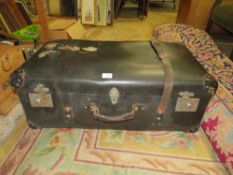 A LARGE VINTAGE TRAVEL SUITCASE W-83 CM