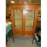 AN EDWARDIAN MAHOGANY INLAID GLAZED CHINA CABINET H-158 CM W- 93 CM