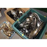 A LARGE QUANTITY OF ASSORTED METALWARE TO INCLUDE SILVER PLATED FLATWARE, BRASS SWING MIRROR ETC