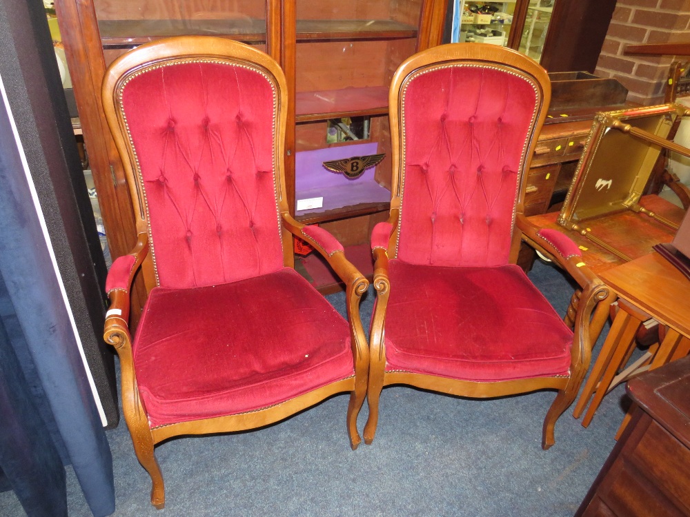 A PAIR OF MODERN UPHOLSTERED CHAIRS