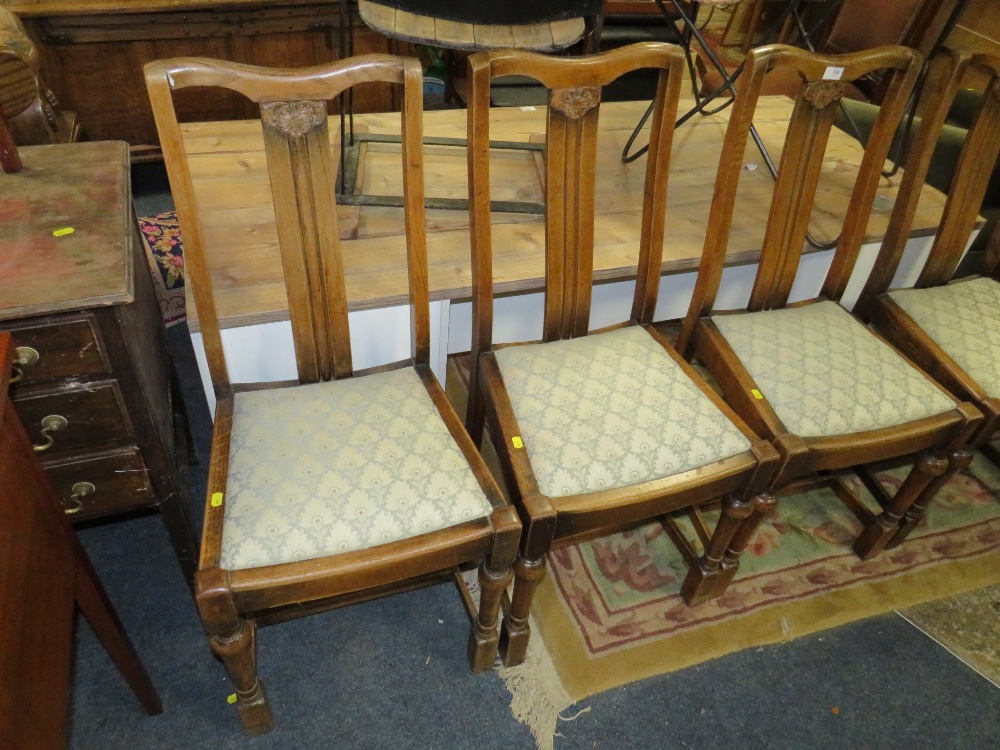 A SET OF FOUR OAK DINING CHAIRS WITH DROP IN UPHOLSTERED SEATS - Image 2 of 4