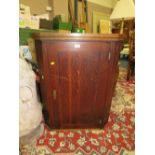 AN OAK HANGING CORNER CUPBOARD, H 94 CM