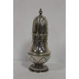 A HEAVY HALLMARKED SILVER ANTIQUE SILVER SUGAR CASTER - LONDON 1916, APPROX WEIGHT 309G