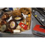 A TRAY OF TREEN AND COLLECTABLES TO INCLUDE A ROBERTS R707 RADIO, VINTAGE BAROMETER