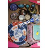 A TRAY OF ORIENTAL CLOISSONE ITEMS AND CERAMICS TOGETHER WITH A HAND PAINTED SCROLL