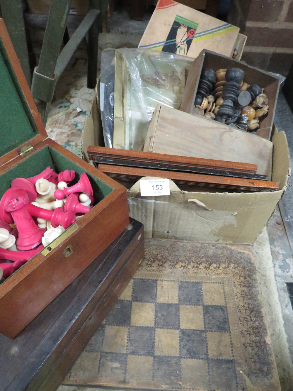 A TRAY OF VINTAGE GAMES ETC TO INCLUDE A SELECTION OF VINTAGE CHESS PIECES