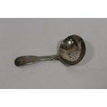 A GEORGIAN HALLMARKED SILVER CADDY SPOON, LONDON 1822