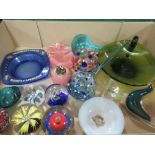 A TRAY OF STUDIO GLASSWARE ETC. TO INCLUDE PAPERWEIGHTS, HAND BLOWN VASE TYPE PIECES ETC.