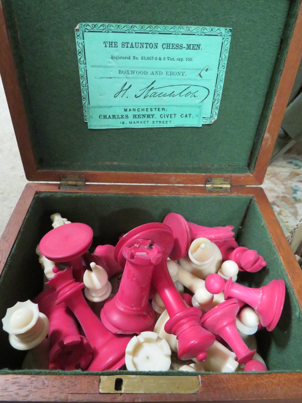 A TRAY OF VINTAGE GAMES ETC TO INCLUDE A SELECTION OF VINTAGE CHESS PIECES - Image 2 of 4