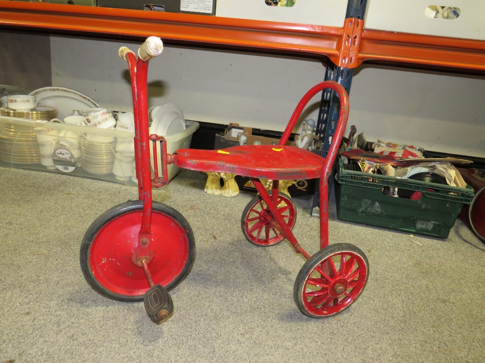 A VINTAGE CHILDS METAL KE-LO PEDAL TRICYCLE