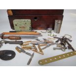 A WOODEN BOX OF COLLECTABLES TO INCLUDE A SELECTION OF VINTAGE PEN NIBS, A VINTAGE MINIATURE