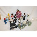 A QUANTITY OF COLLECTABLE TOYS, DOLLS ETC., TO INCLUDE A PORCELAIN HEADED EXAMPLE AND A BAG OF