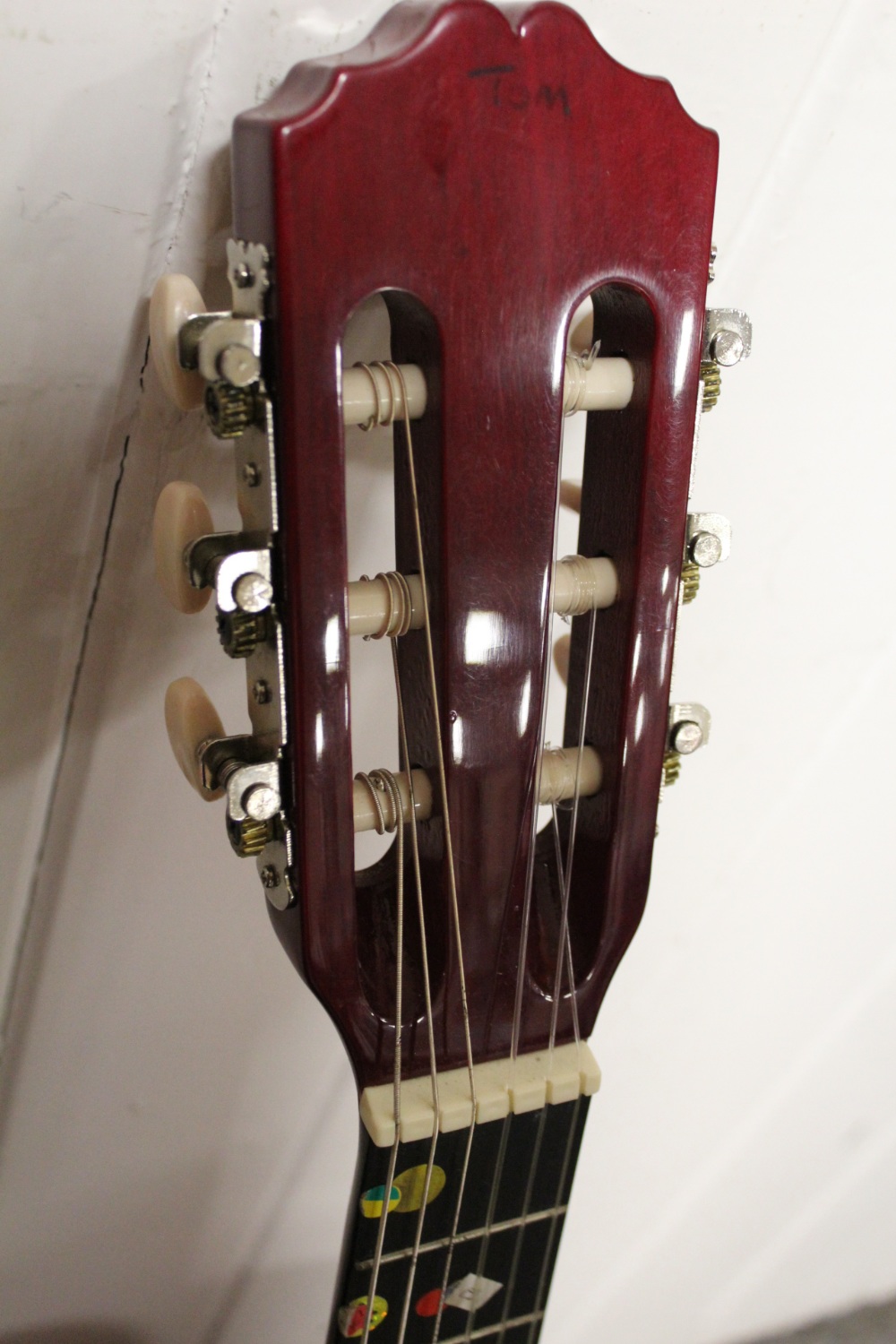 A CHILDS MIGUEL ALMERA PURE SERIES CLASSIC ACOUSTIC GUITAR IN CHERRY RED FINISH, WITH SOFT CARRY - Image 2 of 4