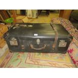 A LARGE VINTAGE TRAVEL SUITCASE HAVING CUNARD WHITE STAR TRAVEL STICKER / LABEL ATTACHED W-83 CM
