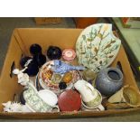 A BOX OF CERAMICS TO INCLUDE CERAMIC STUDIO VASE, WEDGWOOD WILD STRAWBERRY EGG SHAPED TRINKET ETC,