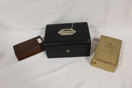 A BOX CONTAINING VINTAGE SHAVING ITEMS TO INCLUDE GILETTE PLATINUM 10 STAINLESS STEEL BLADES, IN