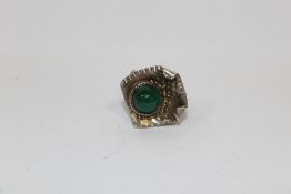 A VINTAGE SILVER AND CHRYSOPRASE RETRO / MODERNIST STYLE RING