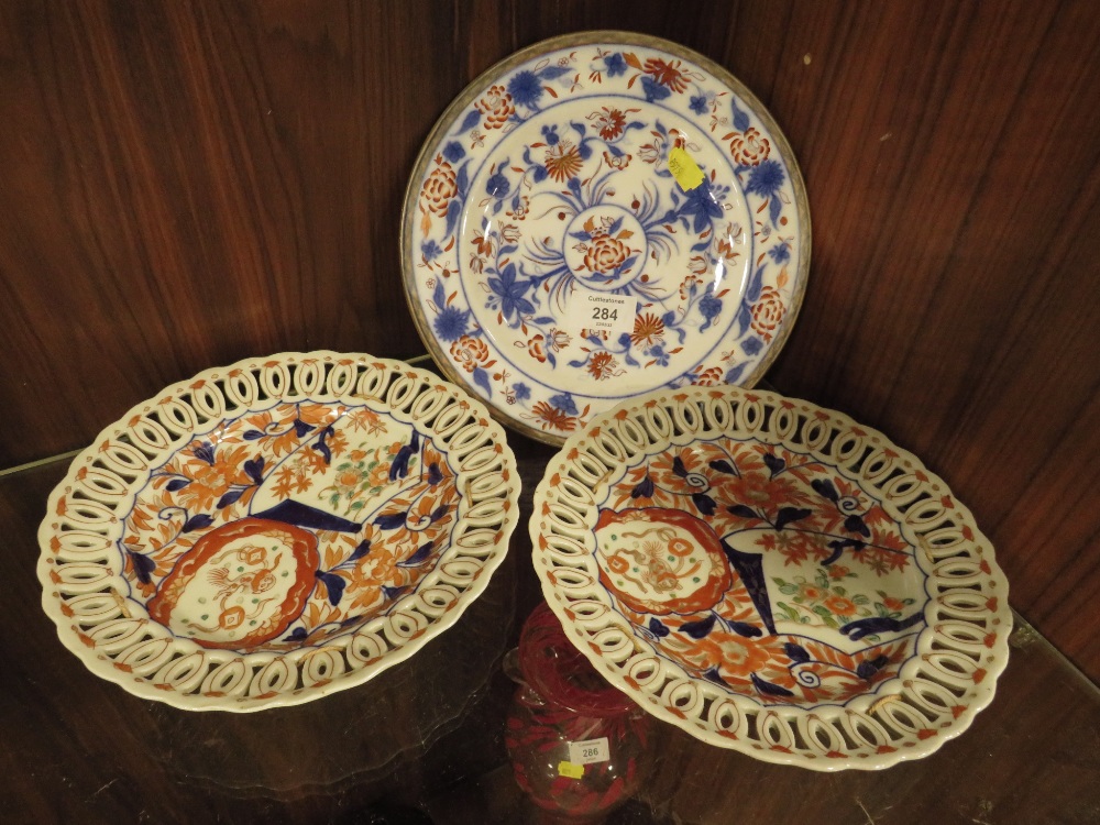 A PAIR OF JAPANESE IMARI RIBBON PLATES TOGETHER WITH AN ANTIQUE IRONSTONE PLATE