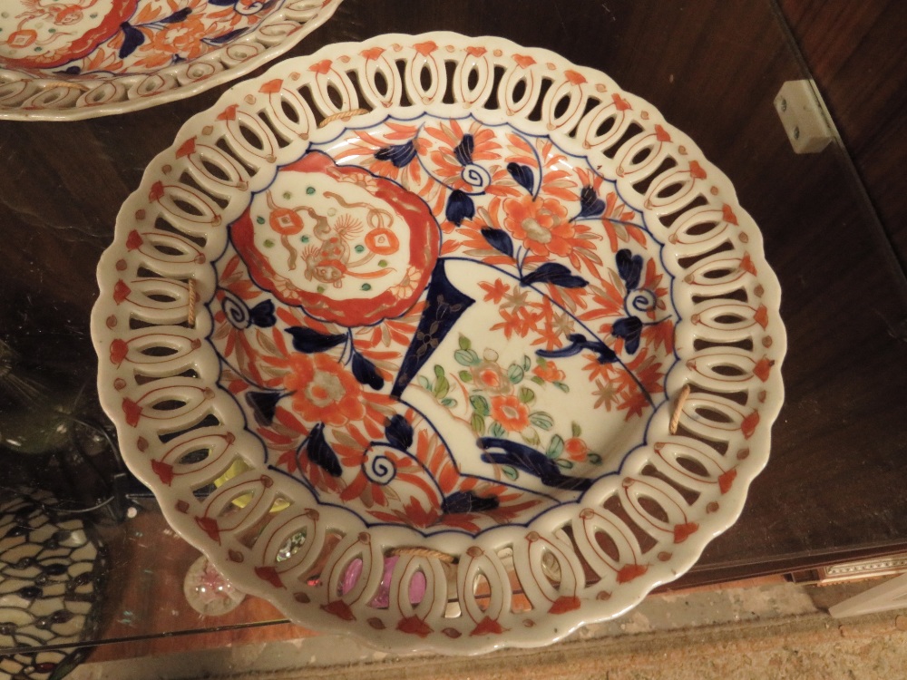 A PAIR OF JAPANESE IMARI RIBBON PLATES TOGETHER WITH AN ANTIQUE IRONSTONE PLATE - Image 3 of 4