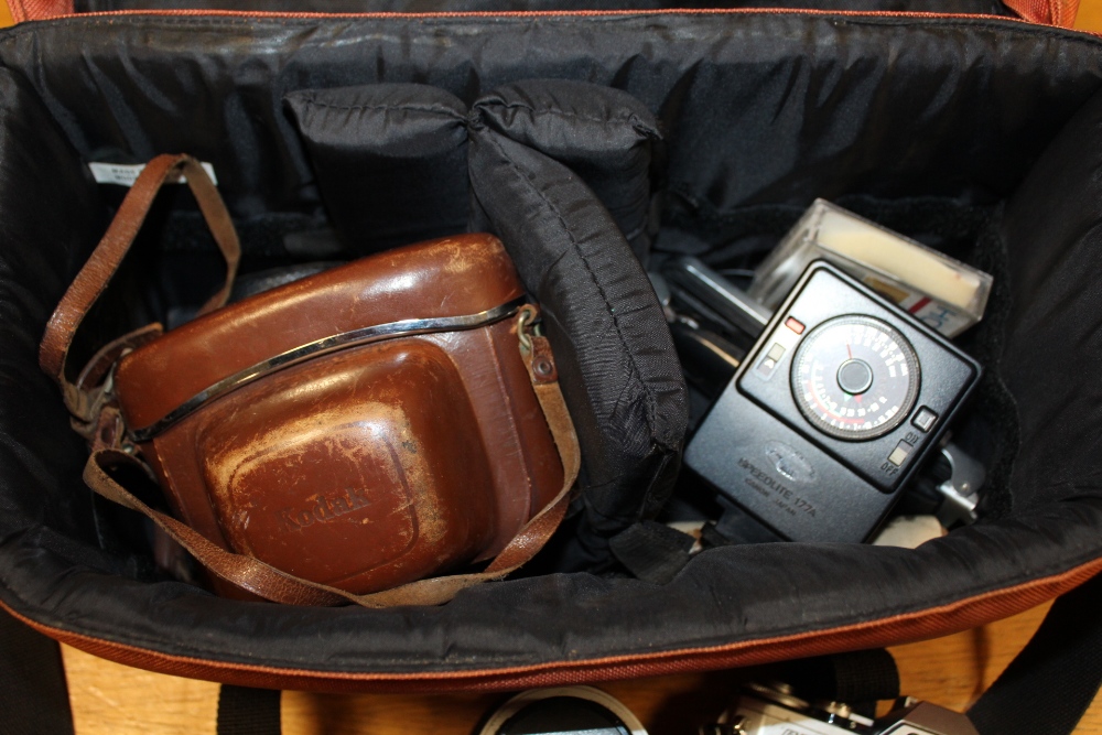 A COLLECTION OF VINTAGE CAMERAS AND ACCESSORIES, TO INCLUDE CANON EXAMPLES - Image 3 of 3