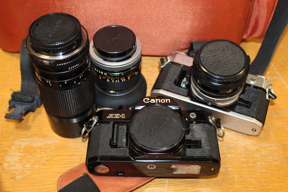 A COLLECTION OF VINTAGE CAMERAS AND ACCESSORIES, TO INCLUDE CANON EXAMPLES - Image 2 of 3