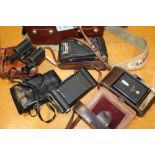 A COLLECTION OF VINTAGE CAMERAS TOGETHER WITH A PAIR OF C. POOERZ BINOCULARSª