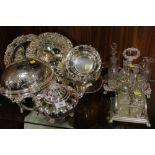 A COLLECTION OF SILVER PLATED METALWARE TO INCLUDE CRUET SETS, TEAPOT ETC.